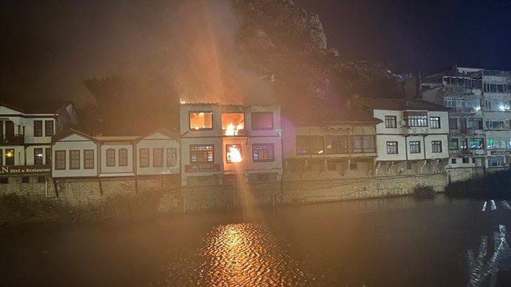 Amasya'da tarihi yalıboyu evlerinin bulunduğu alandaki otel olarak kullanılan konakta yangın çıktı G2