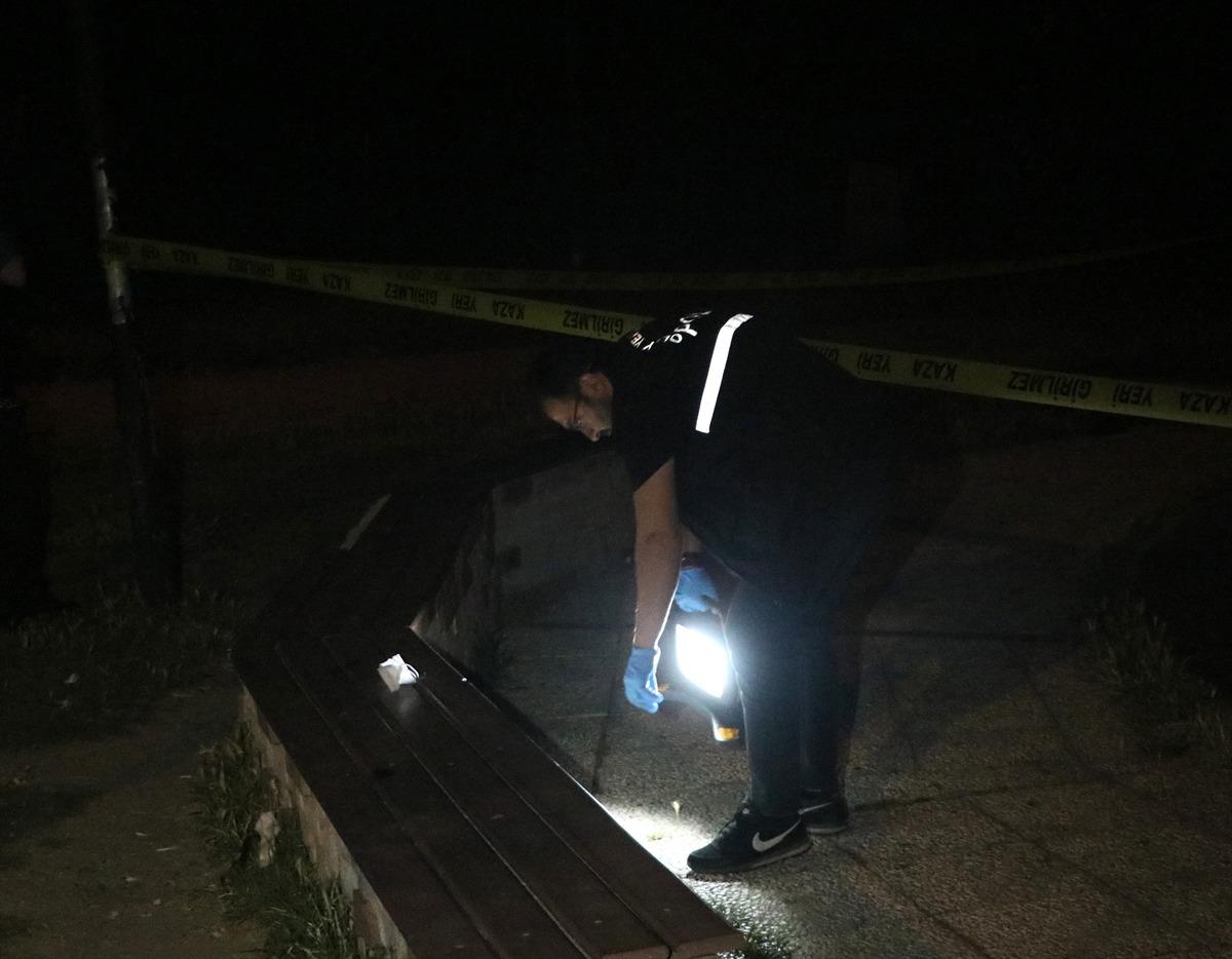 İzmir'de parkta arkadaşı tarafından bı&ccedil;akla ağır yaralanan kişi hastanede &ouml;ld&uuml;