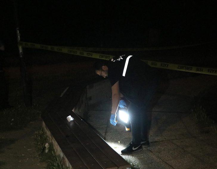 İzmir'de parkta arkadaşı tarafından bıçakla ağır yaralanan kişi hastanede öldü G1