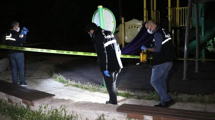 İzmir'de korkun&ccedil; olay! Arkadaşını g&ouml;ğs&uuml;nden bı&ccedil;aklayıp &ouml;ld&uuml;rd&uuml;