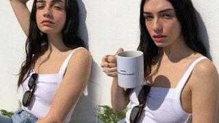 Hazar Ergüçlü bikinisini giyip Onur Ünlü'ye poz verdi