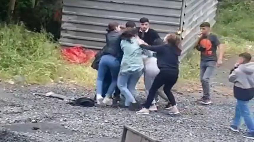 Sokak ortasında birbirlerine girdiler! 