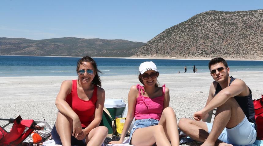 Salda Gölü'ne akın başladı! Gelen hayran kalıyor