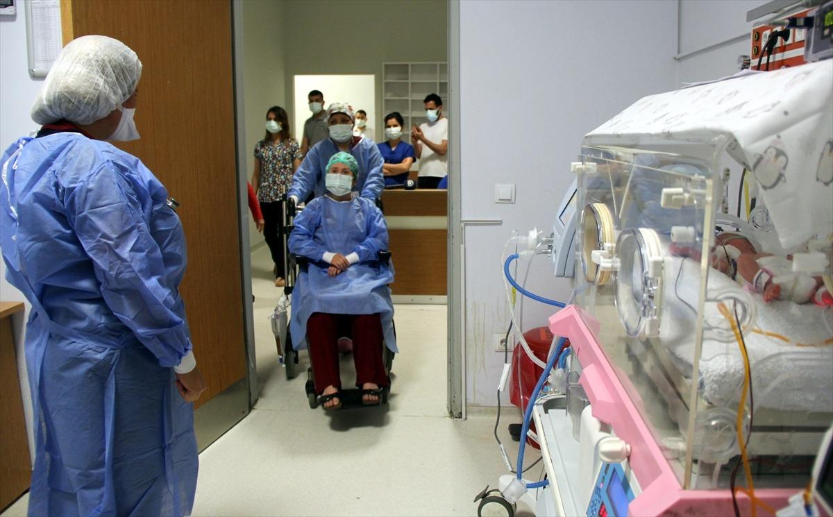 Kovid nedeniyle yoğun bakımdayken doğum yapan annenin bebeğiyle buluşması duygulandırdı