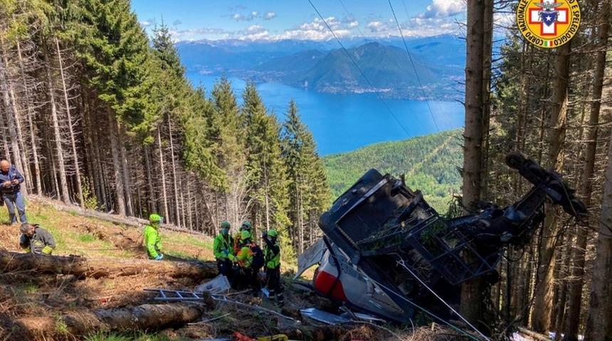 İtalya'da bir dağda teleferik d&uuml;şt&uuml;: 13 &ouml;l&uuml;, 2 yaralı