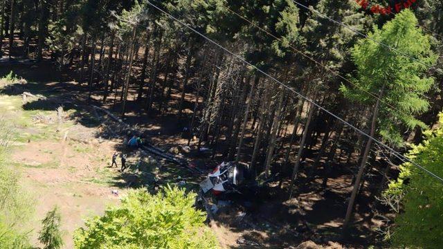 İtalya'nın kuzeyinde bir teleferik kabininin düşmesi sonucu 13 kişi hayatını kaybetti, 2 çocuk ağır yaralandı.