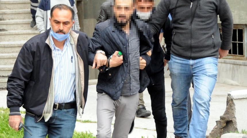 Ailesine sinirlenen gen&ccedil; bı&ccedil;ak ve testereyle kendini eve kilitledi: Babam da olsa affetmem