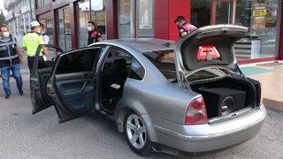 Otomobil arıza yapınca polislerden kaçamadılar