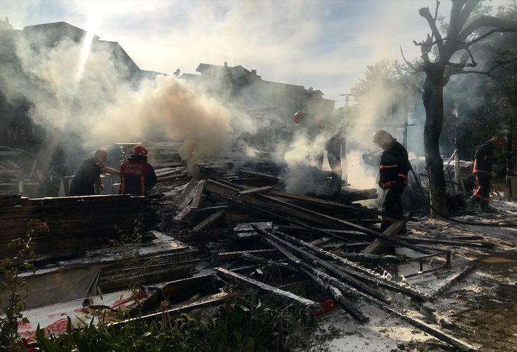 Sakarya'da bir depoda çıkan yangının sıçradığı binadaki çift yaralandı G2