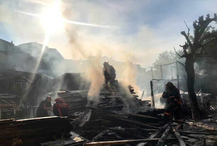 Sakarya'da bir depoda çıkan yangının sıçradığı binadaki çift yaralandı G3