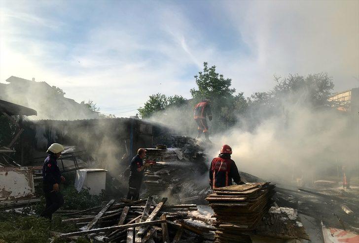 Sakarya'da bir depoda çıkan yangının sıçradığı binadaki çift yaralandı G4