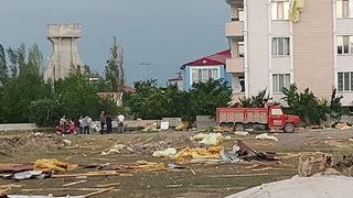 Iğdır'da saatteki hızı 90 kilometreye ulaşan rüzgar çatıları uçurdu