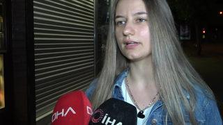 El çabukluğuyla, genç kızın arka cebindeki telefonunu çaldılar