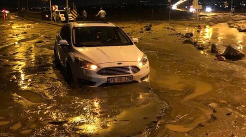 Sel felaketi Iğdır-Nahçıvan Karayolu'nu trafiğe kapattı