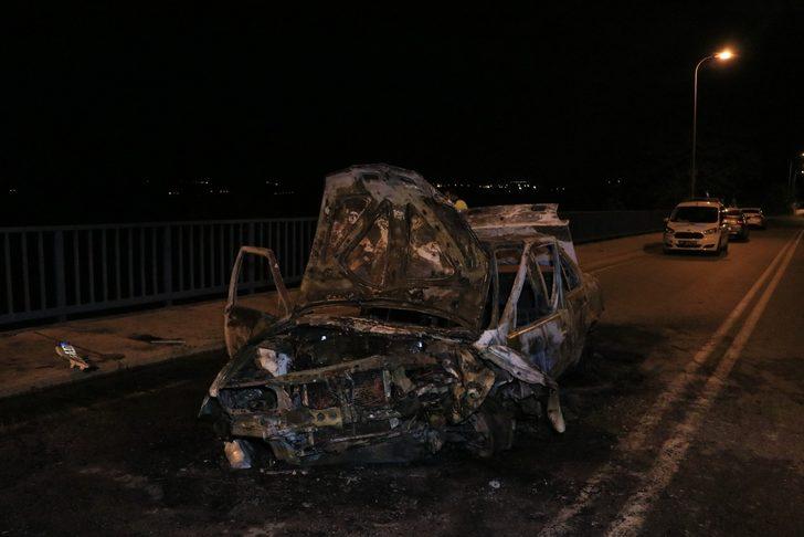Adana’da köprü korkuluklarına çarpan otomobil alev alev yandı