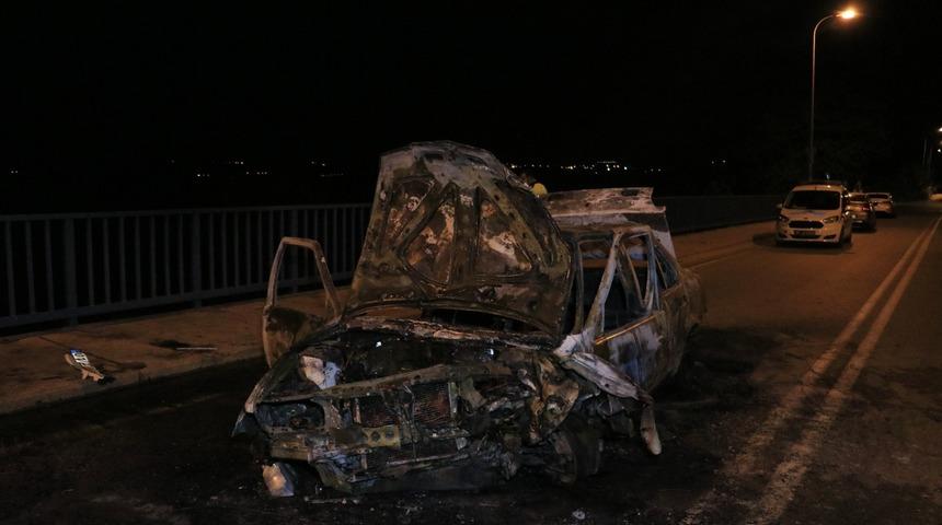 Adana&rsquo;da k&ouml;pr&uuml; korkuluklarına &ccedil;arpan otomobil alev alev yandı