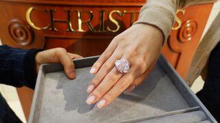 Dünyanın en büyük pembe-mor elması 29.3 milyon dolara satıldı