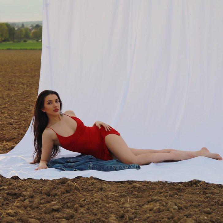 Rafet El Roman’in kızı Su El Roman’dan cesur pozlar: Dekoltesi ile sosyal medyayı salladı! G3