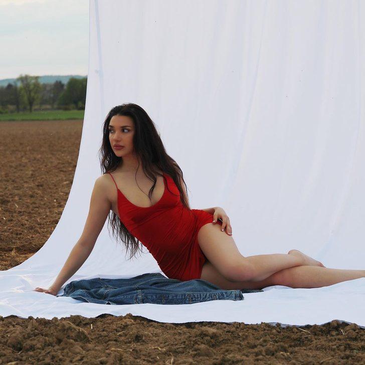 Rafet El Roman’in kızı Su El Roman’dan cesur pozlar: Dekoltesi ile sosyal medyayı salladı! G4