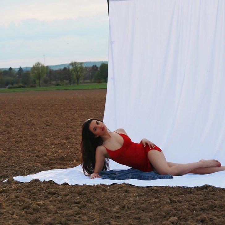 Rafet El Roman’in kızı Su El Roman’dan cesur pozlar: Dekoltesi ile sosyal medyayı salladı! G5