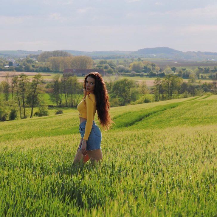 Rafet El Roman’in kızı Su El Roman’dan cesur pozlar: Dekoltesi ile sosyal medyayı salladı! G2