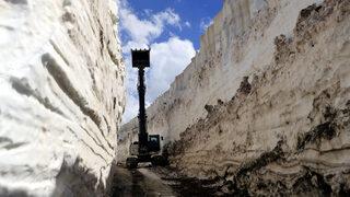 Yüksekova'da mayıs sonundan 8 metrelik kar