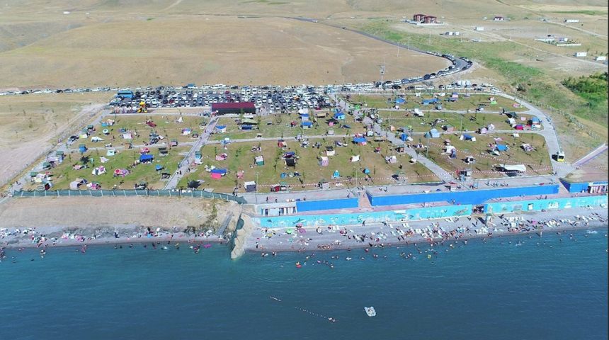 Denize kıyısı olmadığı halde Türkiye’nin tek mavi bayraklı plajına sahip olan Van Gölü unvanını koruyor