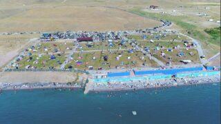 Denize kıyısı olmadığı halde Türkiye’nin tek mavi bayraklı plajına sahip olan Van Gölü unvanını koruyor