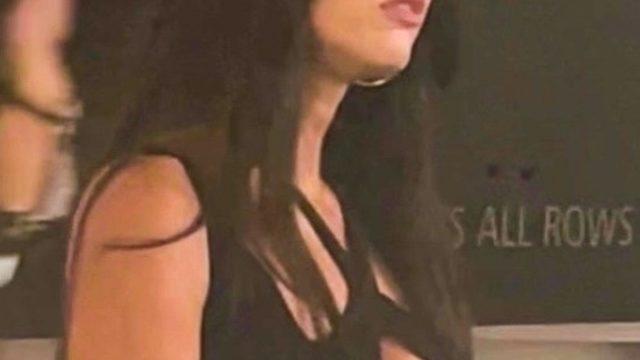 Megan Fox 2021 Billboard Müzik Ödülleri'ne damga vurdu