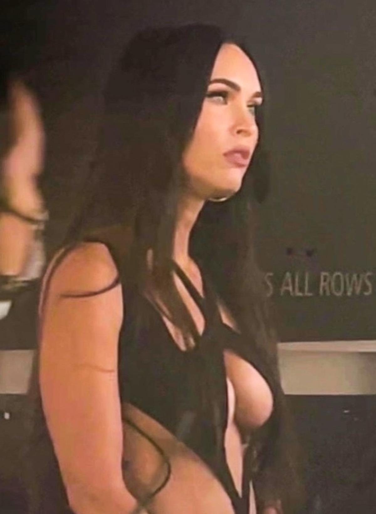 Megan Fox 2021 Billboard M&uuml;zik &Ouml;d&uuml;lleri'ne damga vurdu