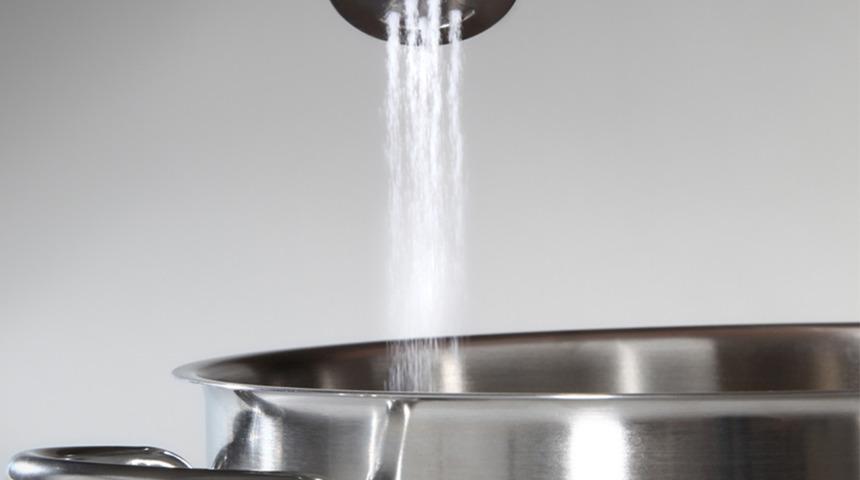 Çelik tavaları yapışmaz hale getirmek mümkün! Kağıt havlu ve sofra tuzu kullanarak...