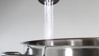 Çelik tavaları yapışmaz hale getirmek mümkün! Kağıt havlu ve sofra tuzu kullanarak...