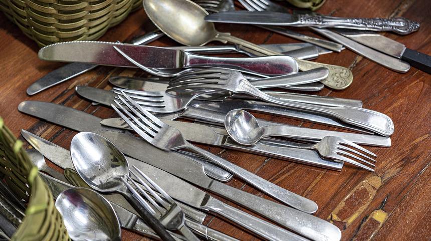 Bu teknikleri ilk kez bir arada göreceksiniz! Kararan çatal ve kaşıkları ilk günkü gibi parlatmak için...