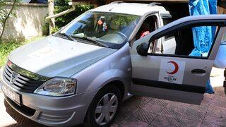 Kovid-19'dan ölen babanın otomobili vasiyeti üzerine Türk Kızılaya bağışlandı