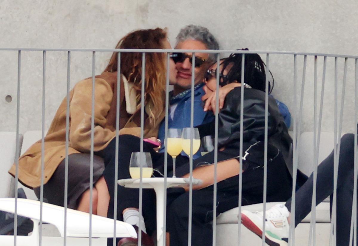 Rita Ora ve yeni sevgilisi partide! &Uuml;&ccedil;l&uuml; halleri olay oldu