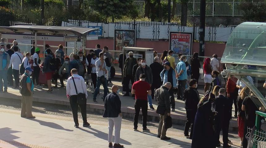 Toplu taşımada isyan ettiren görüntü! "Korona olmaktan korkuyorum"