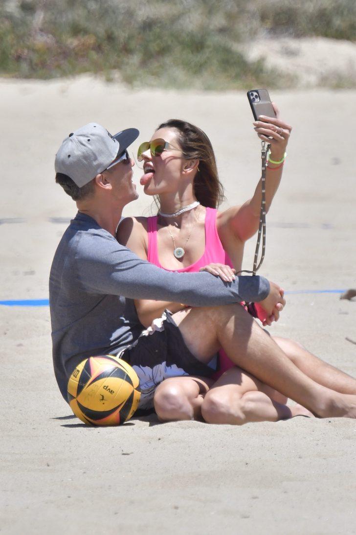 Alessandra Ambrosio sevgilisini öpücüklere boğdu  G4
