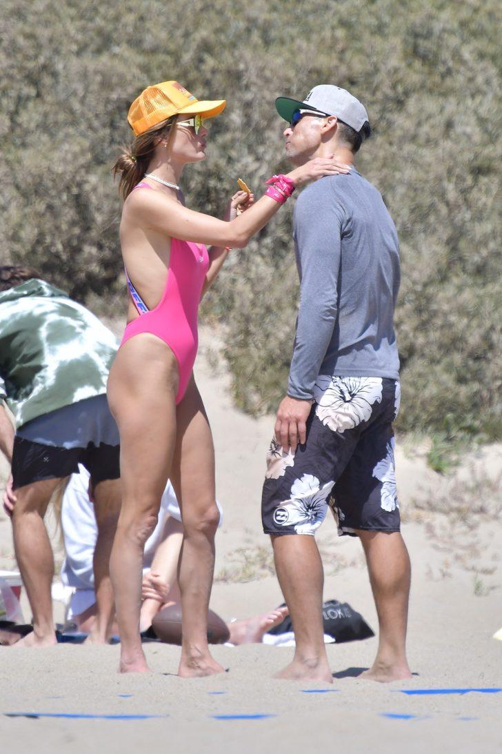 Alessandra Ambrosio sevgilisini öpücüklere boğdu  G5