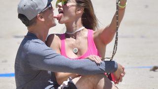 Alessandra Ambrosio sevgilisini öpücüklere boğdu 