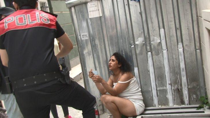 Taksim Meydan�'nda �a��rtan olay! G�zalt�na al�nmamak i�in soyundu