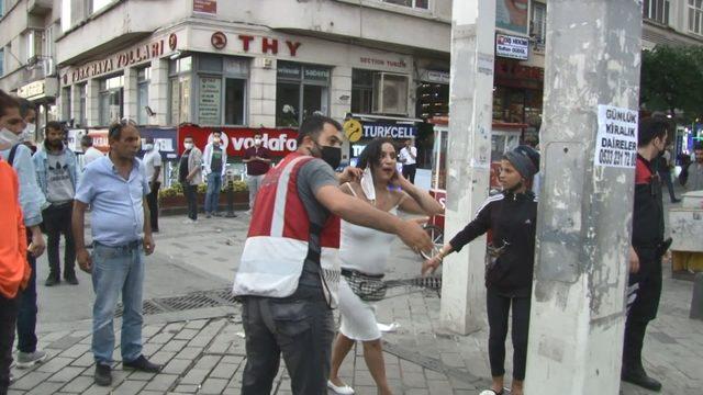 Taksim Meydan'nda artan olay! Gzaltna alnmamak iin soyundu