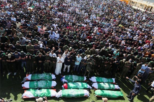 Han Yunus'taki cenazeye binlerce kişi katıldı.