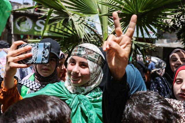 Hamas destekçileri, ateşkesin ardından kutlamalar yaptı.