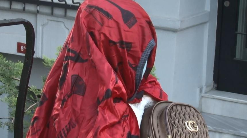 İstanbul'da vatandaşlar 'gizemli' kadını konuşuyor! 5 g&uuml;nd&uuml;r oturduğu yerden kalkmadı