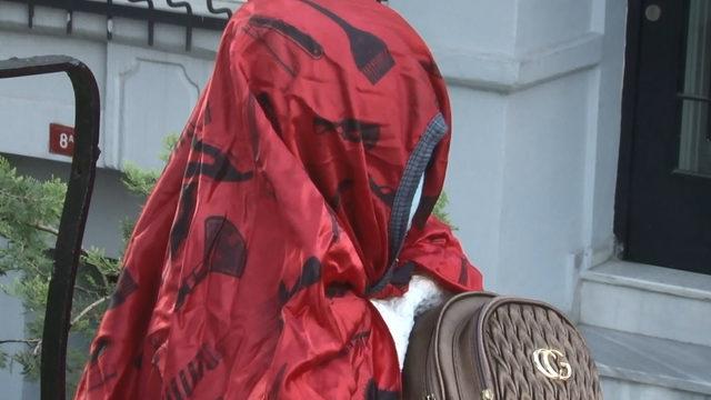 İstanbul'da vatandaşlar 'gizemli' kadını konuşuyor! 5 gündür oturduğu yerden kalkmadı