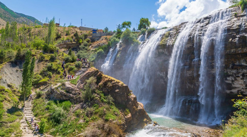 Türkiye’nin 11. sakin kenti seçilen Uzundere koronavirüste ziyaretçi akınına uğradı