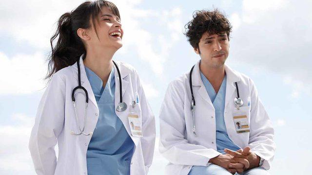 Finale rağmen eğleniyorlar! Mucize Doktor'un Nazlı'sı Sinem Ünsal son set gününü paylaştı: Mucize ekip...