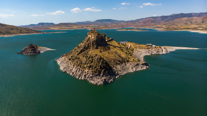 Tunceli’de 2 bin 800 yıllık tarihi Pertek Kalesi, görenleri kendisine hayran bırakıyor
