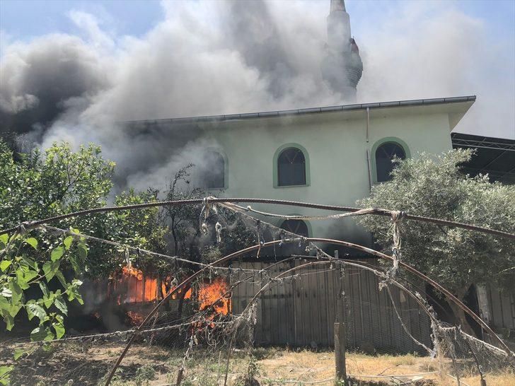 Aydın'da caminin deposunda çıkan yangında 1 çocuk dumandan etkilendi G1