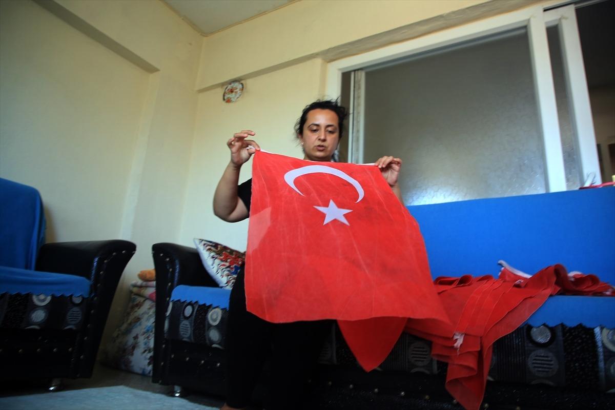Mersin'de &ccedil;&ouml;pte bulduğu T&uuml;rk bayraklarını evinde muhafaza altına alan kadın takdir topladı